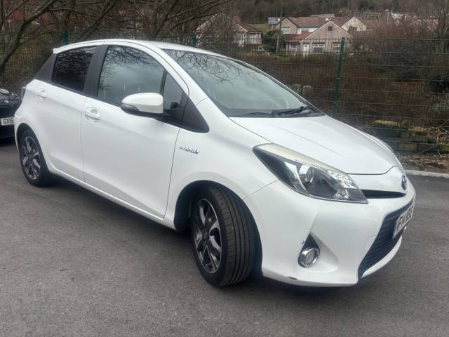 Toyota Yaris 1.5 VVT-h Trend CVT Euro 5 5dr Hatchback Hybrid White