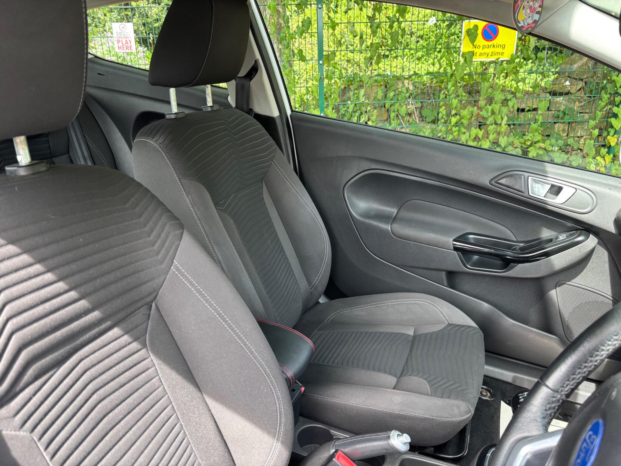 2013 Ford Fiesta thumbnail 17